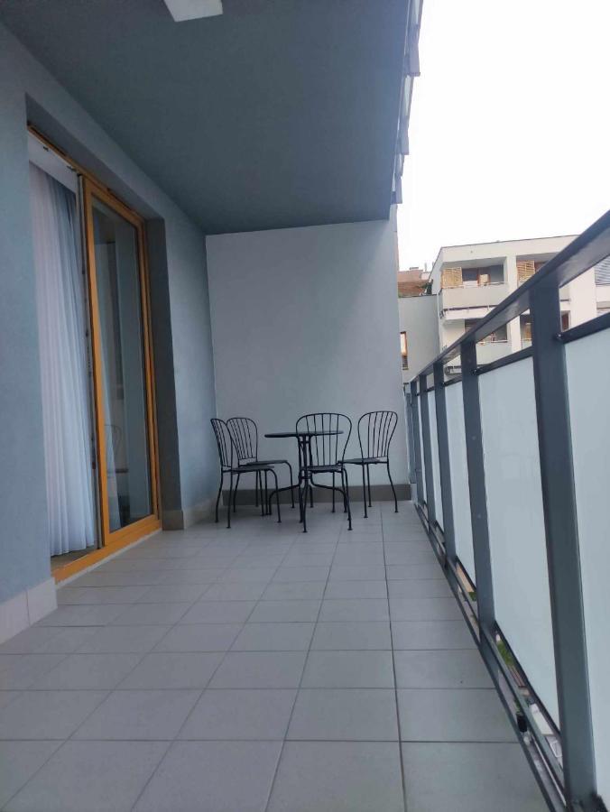 Apartamenty Metro Targowek 27 Warschau Exterior foto